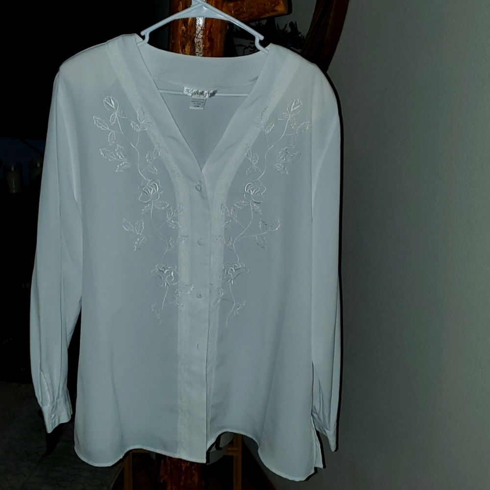 Susan Hutton beautiful rose and lace embroidered  blouse. 22.